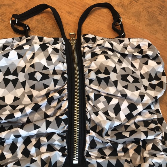 Zip front one piece swimsuit. No brand. Armpit to armpit 16.5” - Picture 2 of 8